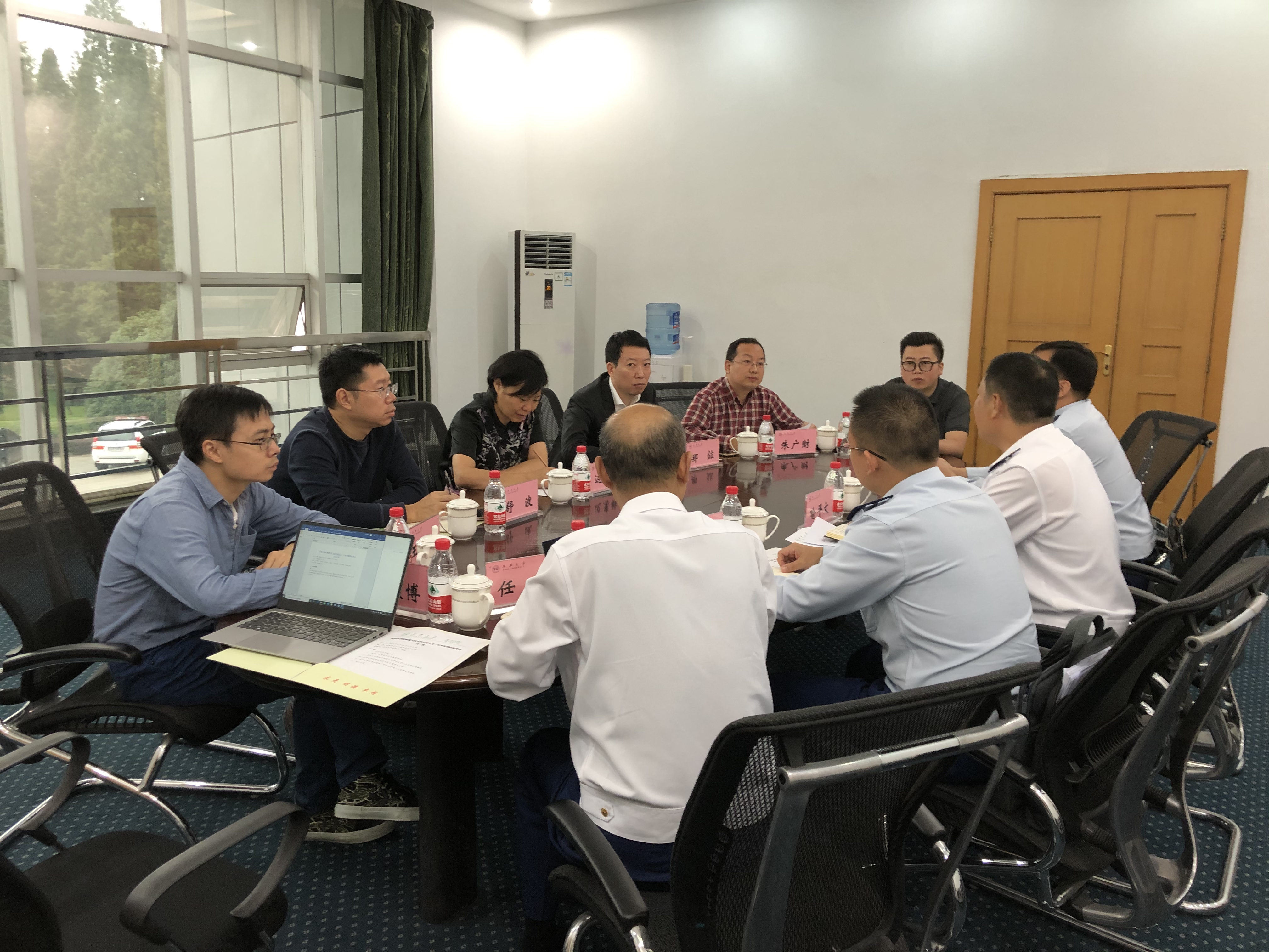 成都市消防救援支队支队长喻平文一行来校调研座谈